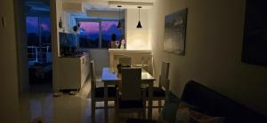 una cucina e una sala da pranzo con tavolo e sedie di APARTAMENTO ISLABLANCA PARQUE DEL CAFE MONTENEGRO a Montenegro