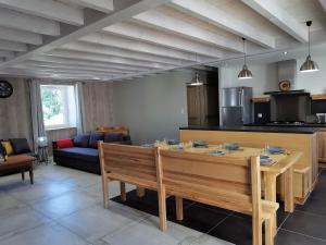 Kuchyňa alebo kuchynka v ubytovaní Gîte moderne à Arlempdes: spa, terrasse, grands espaces et visites culturelles - FR-1-582-107