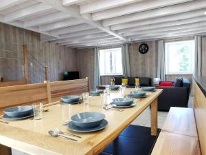 Posedenie v ubytovaní Gîte moderne à Arlempdes: spa, terrasse, grands espaces et visites culturelles - FR-1-582-107