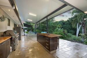 una gran cocina con una gran ventana en una casa en Luxury Style Living 20 minutes from CBD, 