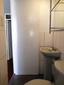 biała łazienka z umywalką i toaletą w obiekcie Habitación Privada con baño privado w mieście Zamacola
