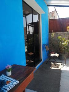 Habitación con mesa y pared azul en Habitación Privada con baño privado, en Zamacola