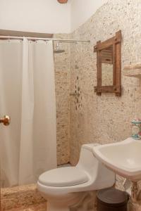 een badkamer met een toilet en een wastafel bij Almawasi Lodge in Yungay