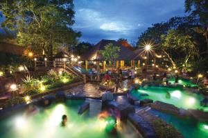 uma vista superior de uma piscina à noite em Golden Roof Hotel Sunway Ipoh em Ipoh