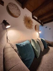 sala de estar con sofá y almohadas en Refúgio de Velada - Nisa, en Nisa