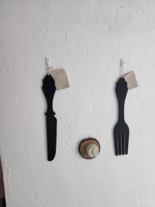 dos tenedores negros colgando de una pared blanca en Refúgio de Velada - Nisa, en Nisa