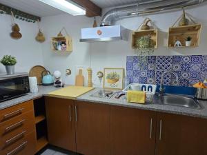 uma cozinha com um lavatório e uma bancada em Refúgio de Velada - Nisa em Nisa