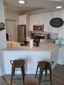 cocina con 2 sillas y encimera en Briarcliff Oasis, en Atlanta