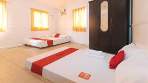 En eller flere senge i et værelse på RedDoorz @ Moss Hotel Guevarra Dasmarinas