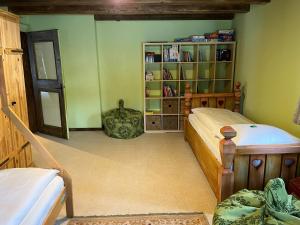 ein Schlafzimmer mit 2 Betten und einem Bücherregal in der Unterkunft St. Anton in Grainau