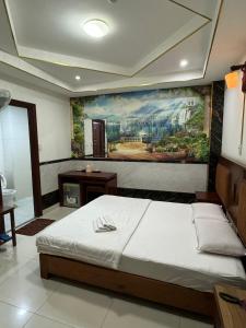 um quarto com uma cama grande e uma pintura na parede em Hoàng Thiên Lộc Hotel -199 Hoàng Hoa Thám, Q. Tân Bình - by Bay Luxury em Ho Chi Minh