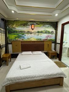 Un pat sau paturi într-o cameră la Hoàng Thiên Lộc Hotel -199 Hoàng Hoa Thám, Q. Tân Bình - by Bay Luxury