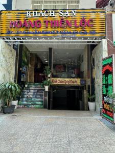 - l'entrée d'un restaurant sur le thème hawaïen dans l'établissement Hoàng Thiên Lộc Hotel -199 Hoàng Hoa Thám, Q. Tân Bình - by Bay Luxury, à Hô-Chi-Minh-Ville