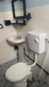 un baño con inodoro y lavabo en Homestay Taman Bahagia, en Tenom 9 fotos más