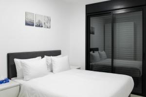 מיטה או מיטות בחדר ב-Luxury Suite Apartment With Sea View #63 By Hashdera Eilat