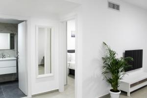 מיטה או מיטות בחדר ב-Luxury Suite Apartment With Sea View #63 By Hashdera Eilat