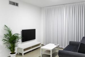טלויזיה ו/או מרכז בידור ב-Luxury Suite Apartment With Sea View #63 By Hashdera Eilat
