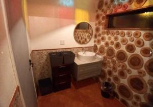 Baño pequeño con lavabo y espejo en Umidori - Vacation STAY 48513v, en Hongō