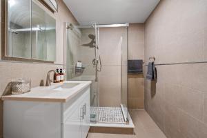 La salle de bains est pourvue d'un lavabo et d'une douche. dans l'établissement Upper East Side Luxury 3BR 2B, à New York