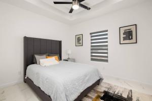 a bedroom with a bed and a ceiling fan at Quinta Real 4909 in McAllen