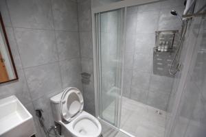 e bagno con doccia, servizi igienici e lavandino. di BaanTip​ HomeStay a Amphoe Phra Khanong