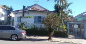a car parked in front of a house at Alojamento Para Empresas Central in Canoas