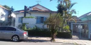a car parked in front of a house at Alojamento Para Empresas Central in Canoas