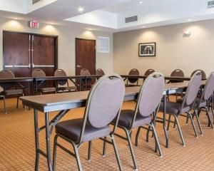 una sala de conferencias con una mesa larga y sillas en Sleep Inn and Suites Blackwell I-35, en Blackwell