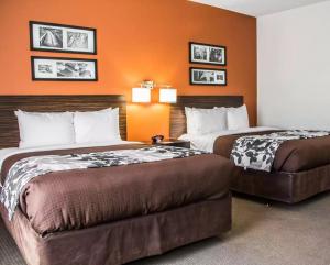 Llit o llits en una habitació de Sleep Inn and Suites Blackwell I-35