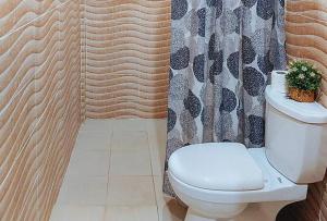Bilik mandi di RedDoorz at R2K Pension House +14 gambar