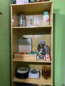 Una cocina o cocineta en Downtown Room
