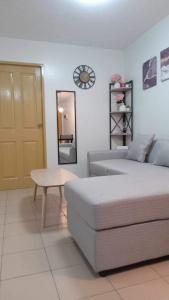 sypialnia z łóżkiem, stołem i lustrem w obiekcie One Spatial Condo w mieście Iloilo