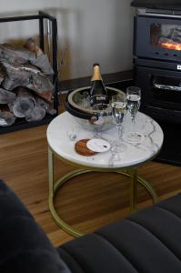 stół z kieliszkami i butelką wina w obiekcie Serenità Stanthorpe w mieście Severnlea