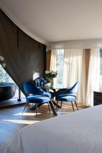 dwa niebieskie krzesła i stół w sypialni w obiekcie Serenità Stanthorpe w mieście Severnlea