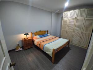 ein kleines Schlafzimmer mit einem Bett und einem Fenster in der Unterkunft Nasz Riverbank Suites in Kuching