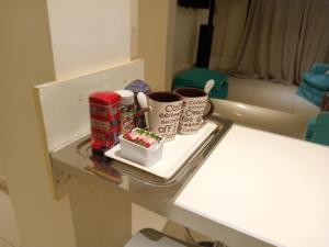 コンコルディアにあるHERMOSO Y CÓMODOの棚にカップと歯ブラシを置いたテーブル