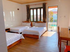 Postel nebo postele na pokoji v ubytování Khu nghỉ dưỡng Tommy Hồ Tràm