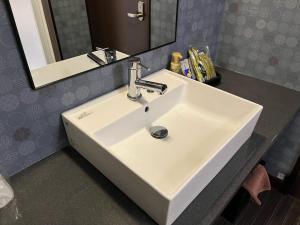 Kanie的住宿－HOTELウォーターゲート蟹江（カップル専用），浴室设有白色水槽和镜子