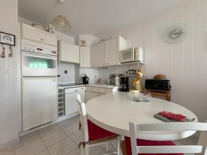kuchnia z białym stołem i białą lodówką w obiekcie Appartement Les Sables-d'Olonne, 2 pièces, 4 personnes - FR-1-197-154 w mieście Les Sables-dʼOlonne