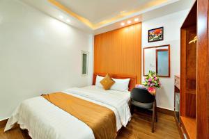 Giường trong phòng chung tại HANZ Pho Hoa Hotel