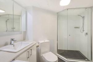 Un baño de 8th Floor Ocean View Landmark Resort Mooloolaba