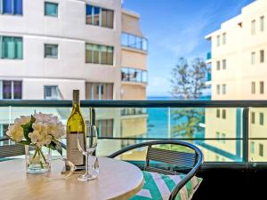 Un balcón o terraza en 8th Floor Ocean View Landmark Resort Mooloolaba