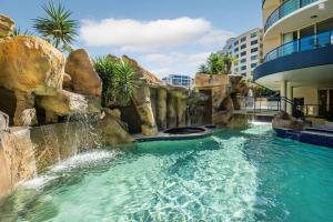 La pileta dentro o cerca de 8th Floor Ocean View Landmark Resort Mooloolaba