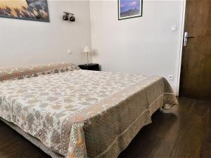 ein Schlafzimmer mit einem Bett mit einer Decke darauf in der Unterkunft Appartement Banyuls-sur-Mer, 2 pièces, 5 personnes - FR-1-309-68 in Banyuls-sur-Mer