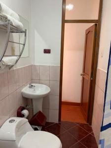 Hospedaje Killipata في كوسكو: حمام مع مرحاض ومغسلة
