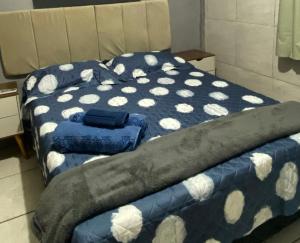 - 2 lits dans une chambre avec des draps bleus et blancs dans l'établissement Casa Rute - Conforto em primeiro lugar!, à Fortaleza