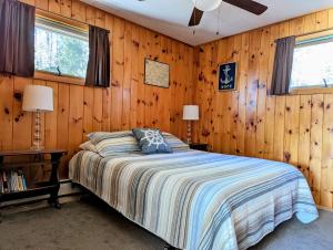 Katil atau katil-katil dalam bilik di Frenchman Bay Oceanfront Getaway