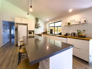 Dapur atau dapur kecil di Shailer Park Serenity