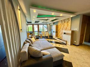duży salon z kanapą i kuchnią w obiekcie Bem Apartman w Debreczynie