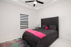 - une chambre avec un grand lit et une couverture rose dans l'établissement Quinta Real 4905, à McAllen